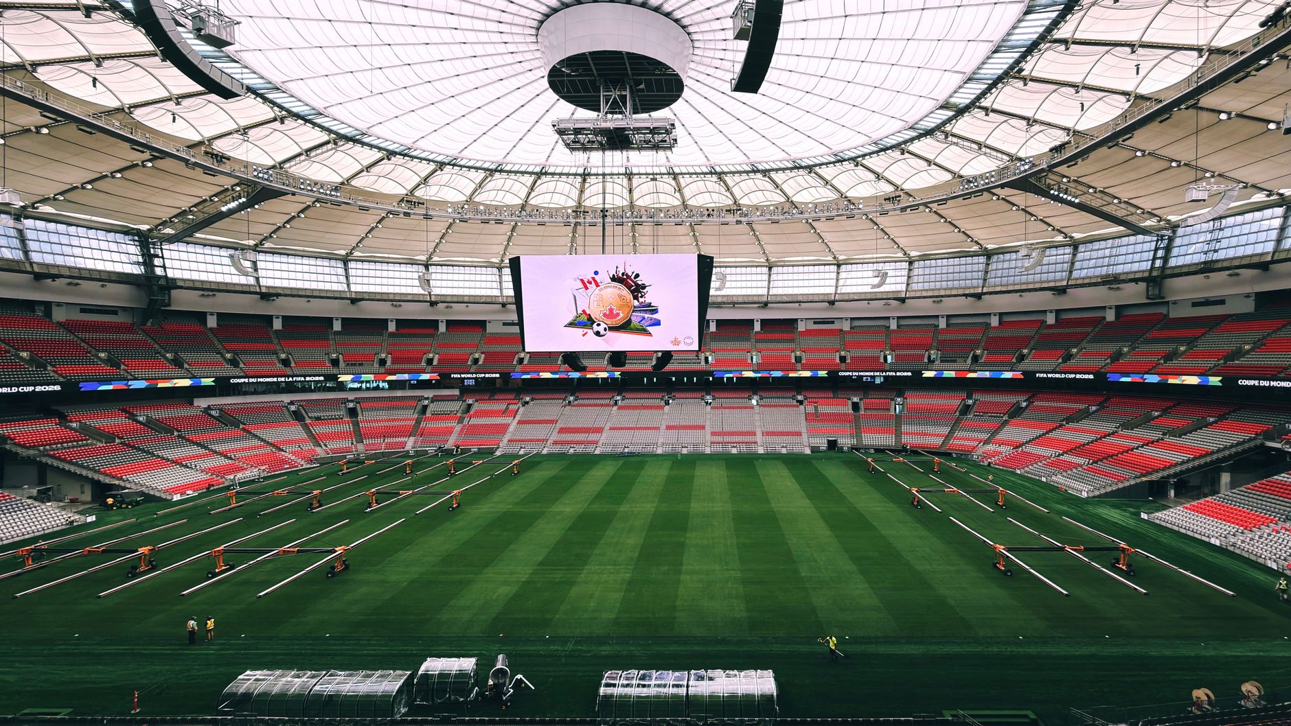 Футбольне поле та трибуни всередині стадіону BC Place у Ванкувері