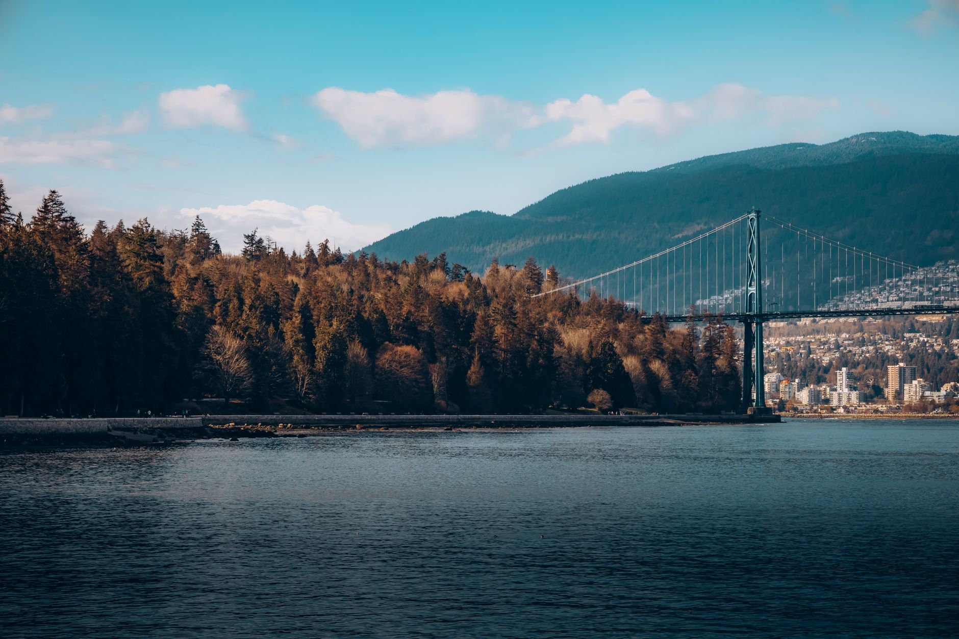 Lions Gate Bridge y las montañas de North Shore vistas a través de Burrard Inlet