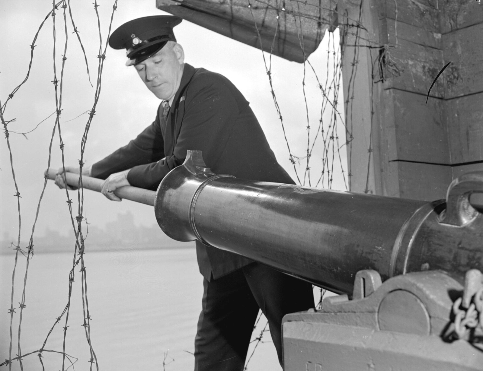The 9 O'Clock Gun at Brockton Point photographed in 1943