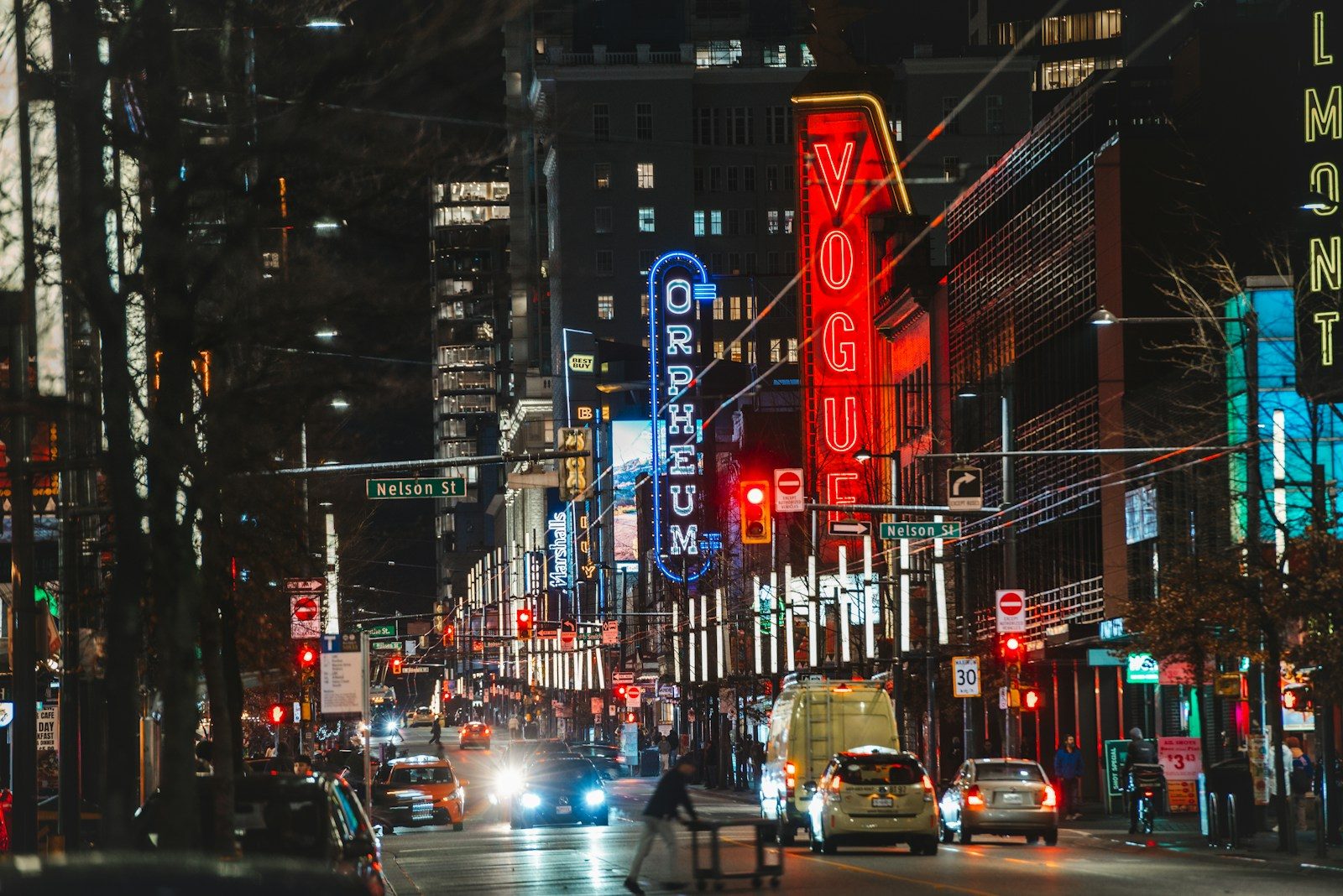 Neonschilder der Theater Orpheum und Vogue an der Granville Street bei Nacht