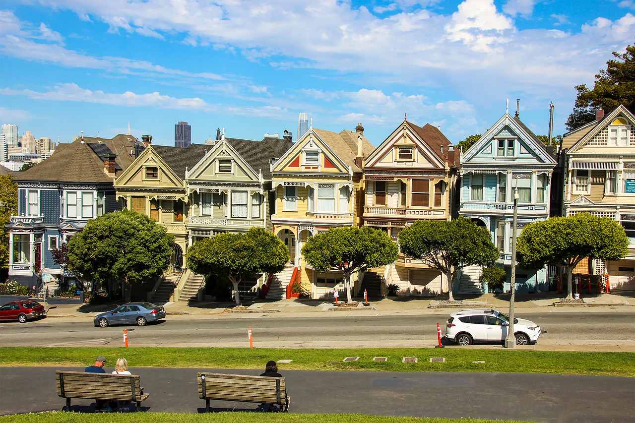 The Painted Ladies Victorian houses with the San Francisco skyline behind